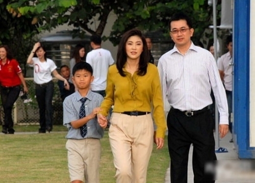 泰国女总理英拉丑闻图,泰国总理英拉太漂亮了,泰国总理英拉泳装照(3)