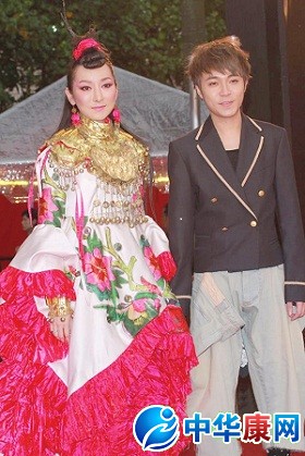 萨顶顶老公结婚照图,朱哲琴萨顶顶比较,萨顶顶国外表演万物生跑调