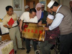 东北小伙39娶73岁老太,云南26岁小伙取62岁老太百岁老太和小伙结(4)