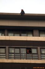 妙龄女子12楼坠楼死亡,年轻女子从5楼坠楼身亡,女子在男友家坠楼(3)