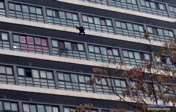 妙龄女子12楼坠楼死亡,年轻女子从5楼坠楼身亡,女子在男友家坠楼(3)
