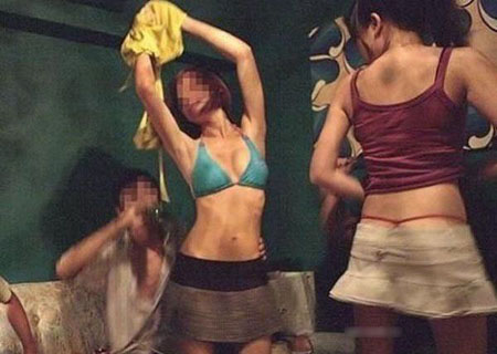 ktv怎样玩陪酒女图片,东莞ktv陪酒女祼舞表演,揭秘KTV陪侍内幕图(3)