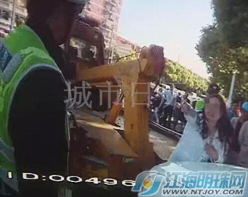 最牛司机扣交警执法证,交警执法遇最牛押运车,司机拒绝交警拦截图