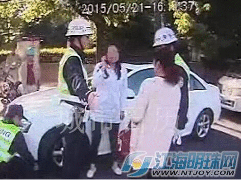最牛司机扣交警执法证,交警执法遇最牛押运车,司机拒绝交警拦截图