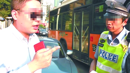 最牛司机扣交警执法证,交警执法遇最牛押运车,司机拒绝交警拦截图