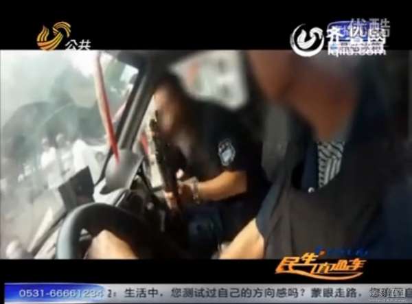 最牛司机扣交警执法证,交警执法遇最牛押运车,司机拒绝交警拦截图