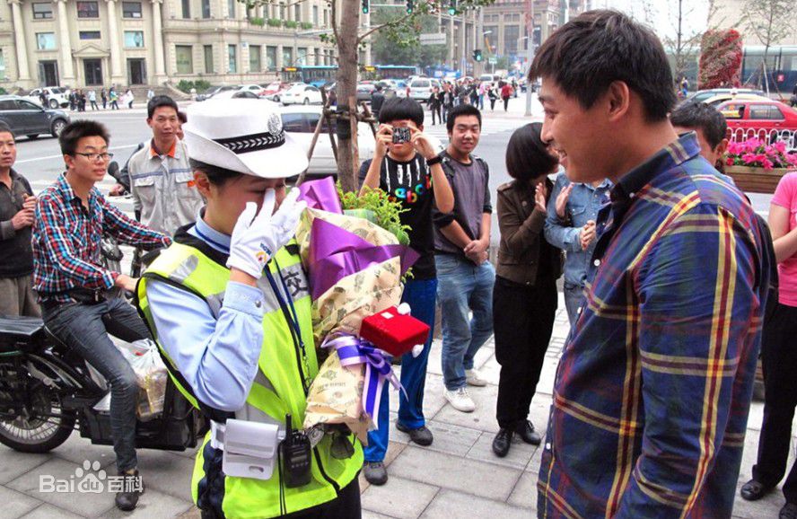 大连女交警与司机当街对骂图,9·18小伙街头向女交警求婚起因结果