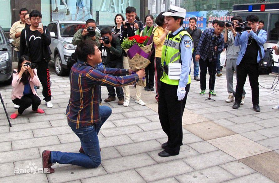 大连女交警与司机当街对骂图,9·18小伙街头向女交警求婚起因结果