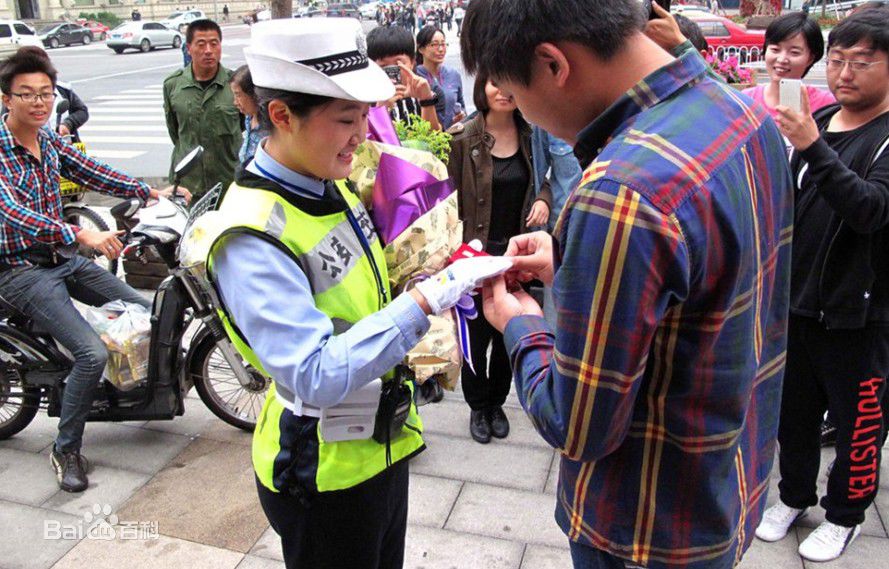 大连女交警与司机当街对骂图,9·18小伙街头向女交警求婚起因结果