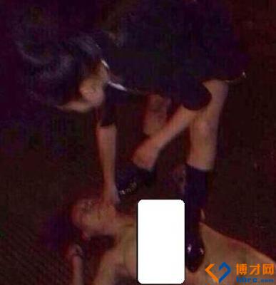 原配暴打小三撕光衣服视频,小三暴打原配8分钟,街头原配打小三