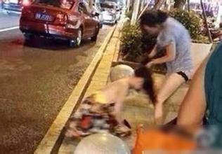 原配暴打小三撕光衣服视频,小三暴打原配8分钟,街头原配打小三