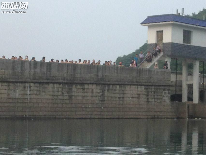 溺水身亡的女人的图片,母亲儿子溺水身亡图,四川女主播溺水身亡(2)