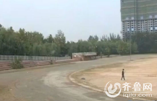 山东建筑大学操场飙车图,实拍2部跑车牛人在警车前玩漂移