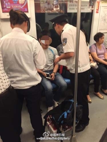 地铁喝饮料被罚, 盘点奇葩男女不雅地铁事件照片