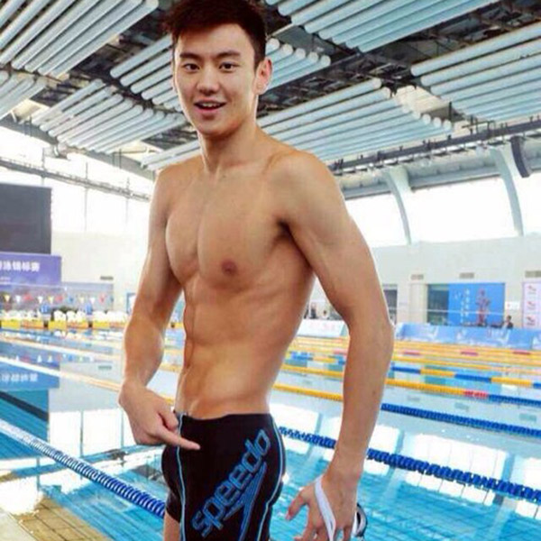 中国游泳队宁泽涛女友背景, 宁泽涛八块腹肌照和孙杨谁更厉害