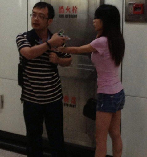 男子上海地铁吐痰被打, 男子地铁偷蹭女子大腿解女子内衣视频图