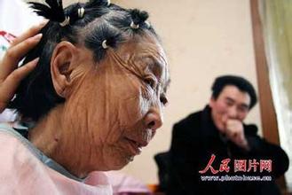 29岁小伙恋爱上62岁大妈图,东北小伙39岁竟娶73岁老太