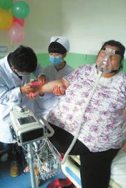 中国首胖东北女子体重488斤,世界最胖女体重破1400斤(2)