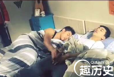 不仅如此,昨天有网友晒出聊天截图,称剧组原计划推出的《上瘾》dvd