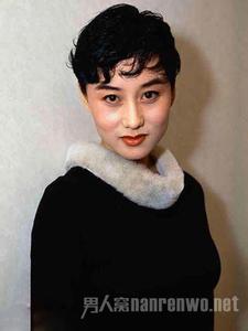 李连杰妻子近照前凸后翘身材超好,利智跟成龙很熟吗什么关系(2)