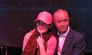 近日,乐嘉现任妻子李雪的照片在网上曝光了,从照片上可以看出,李雪能