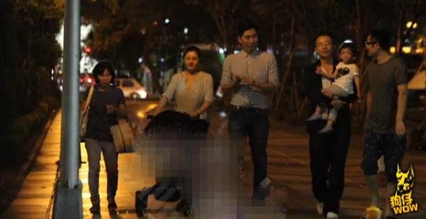 大S二胎产后现身怀女儿遭嫌弃图,大s冒死为汪小菲生下了儿子 大s自曝生二胎断气险些丧命