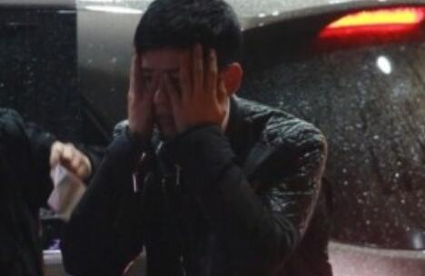 网上有消息称张杰结束新一期《歌手》录制,出门后突然在雨中抱头痛哭