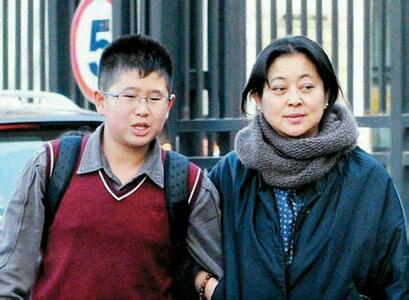 倪萍的第一任丈夫是谁所有丈夫照片,倪萍15岁儿子眼睛好了吗