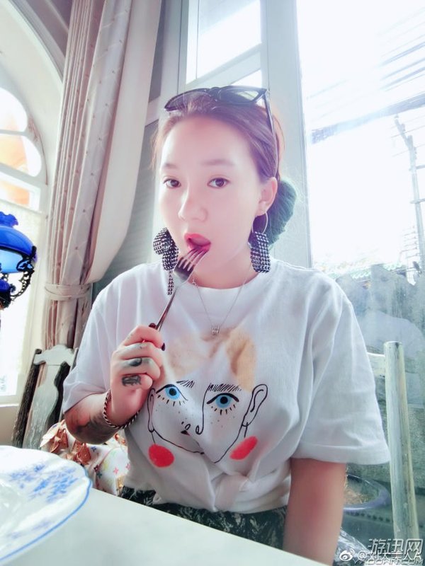 女主播误机殴打工作人员视频直播地址,刘某个人资料微博私照遭扒(2)