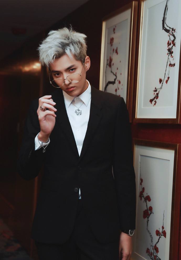 吴亦凡妈妈吴秀琴移民改嫁照片曝光？吴亦凡不提父亲家境令人唏嘘 吴亦凡妈妈吴秀芹