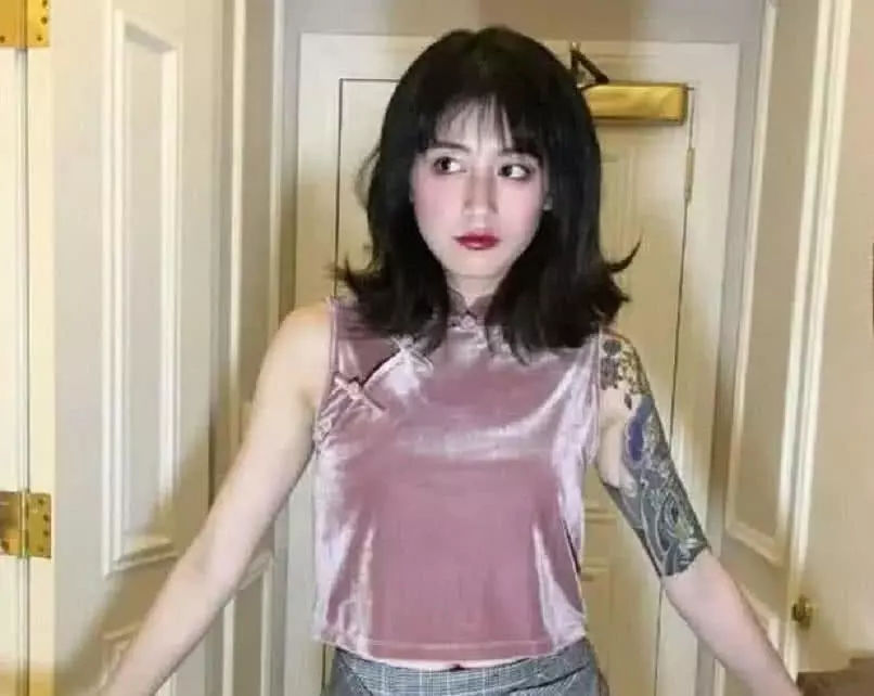 李诞女朋友黑尾酱是谁真名叫啥黑尾酱黑历史揭秘竟流出肚兜照