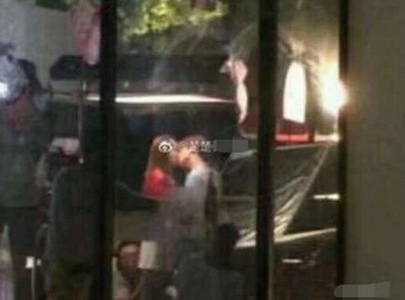 关晓彤鹿晗亲吻照片同居了吗?关晓彤初吻给了谁和鹿晗分手了吗?