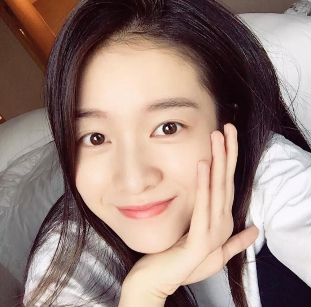 标准的耐看型美女是