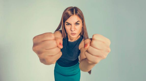 女人容易脾气暴躁是什么原因呢？脾气暴躁会有哪些健康隐患？