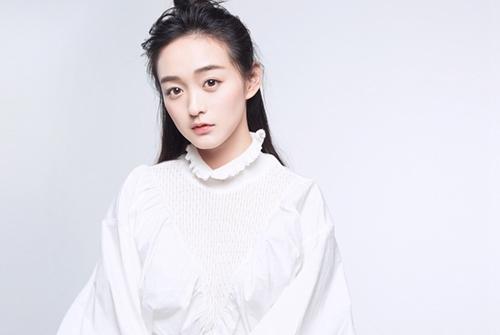 何泓姗个人资料家庭背景被扒超有钱?何泓姗结婚了吗老公是谁?