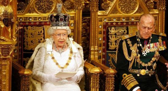 英国女王有什么权力她能撤了首相吗？英国王室为什么是女王