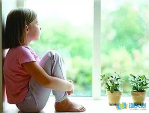 孩子性格内向的表现有哪些?怎样打开孩子的心扉?