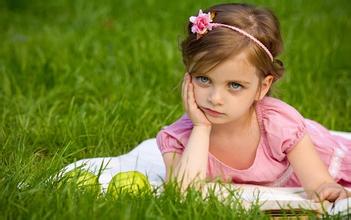 孩子性格内向的表现有哪些?怎样打开孩子的心扉?