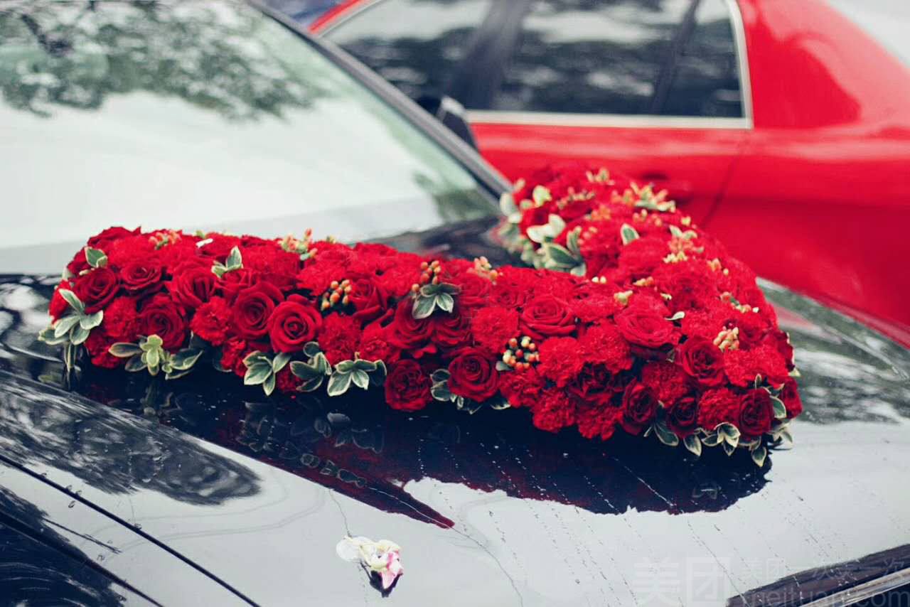 婚礼车花怎么弄的需要多少钱？婚礼车花用鲜花还是仿真花呢