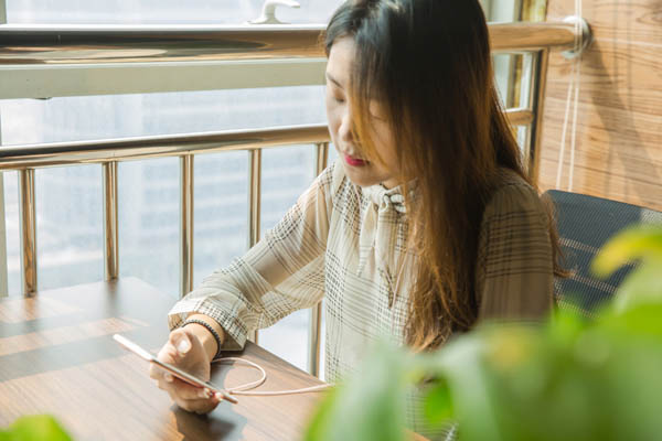 打雷可以玩手机吗 连WiFi上网在雷电天气中这么可怕