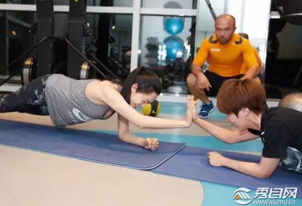 【图】姚晨大肚子孕妇照 大肚子依旧做瑜伽练腹肌 姚晨大肚子要生了视频