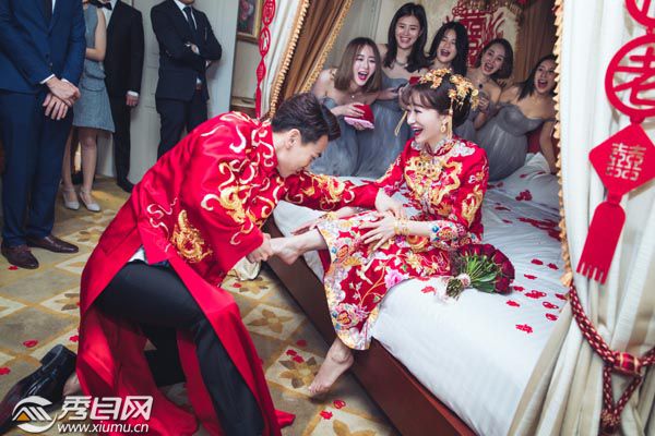 【图】陈紫函戴向宇中式婚礼结婚照 现场拥吻亲密互动