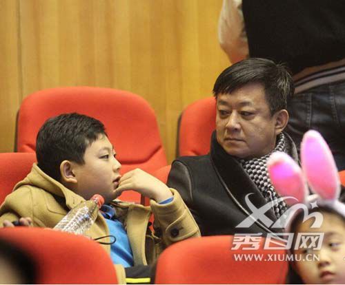 朱军的儿子弱智真假的 朱军现在有几个孩子 朱军的儿子弱智了吗
