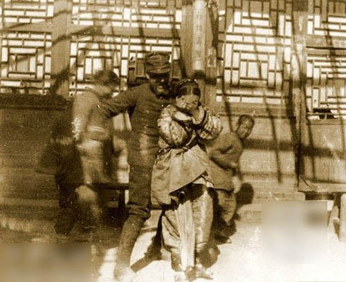南京大屠杀妇女被歼,南京大屠杀解剖女人图,大屠杀妇女暴行视频