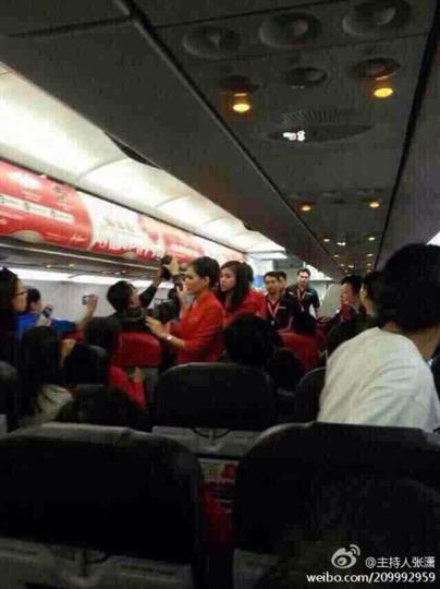 2名中国游客飞机上侮辱空姐视频,人肉2名活宝游客是谁照图