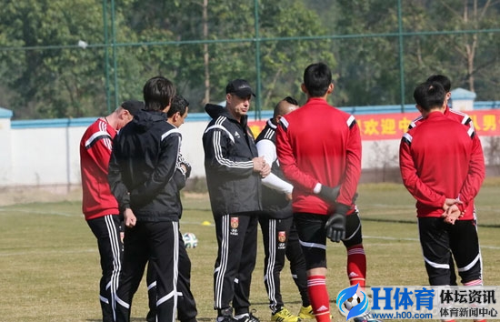佩兰2015亚洲杯国足名单,乌兹主帅感慨国足很强大,女排球星张常宁