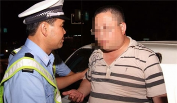 违章驾车男爱上女交警,男子街头酒后驾车殴交警后被违章处理