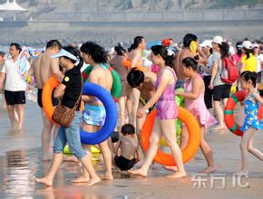 天体浴场自然之美博客,实拍三亚沙滩美女如云的天体浴场之“裸晒