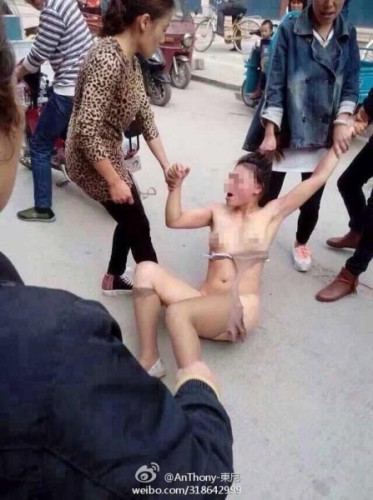 小三当街遭3女子暴打,女子路遇小三出手暴打,小三被原配当街暴打