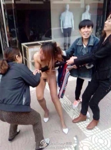 小三当街遭3女子暴打,女子路遇小三出手暴打,小三被原配当街暴打